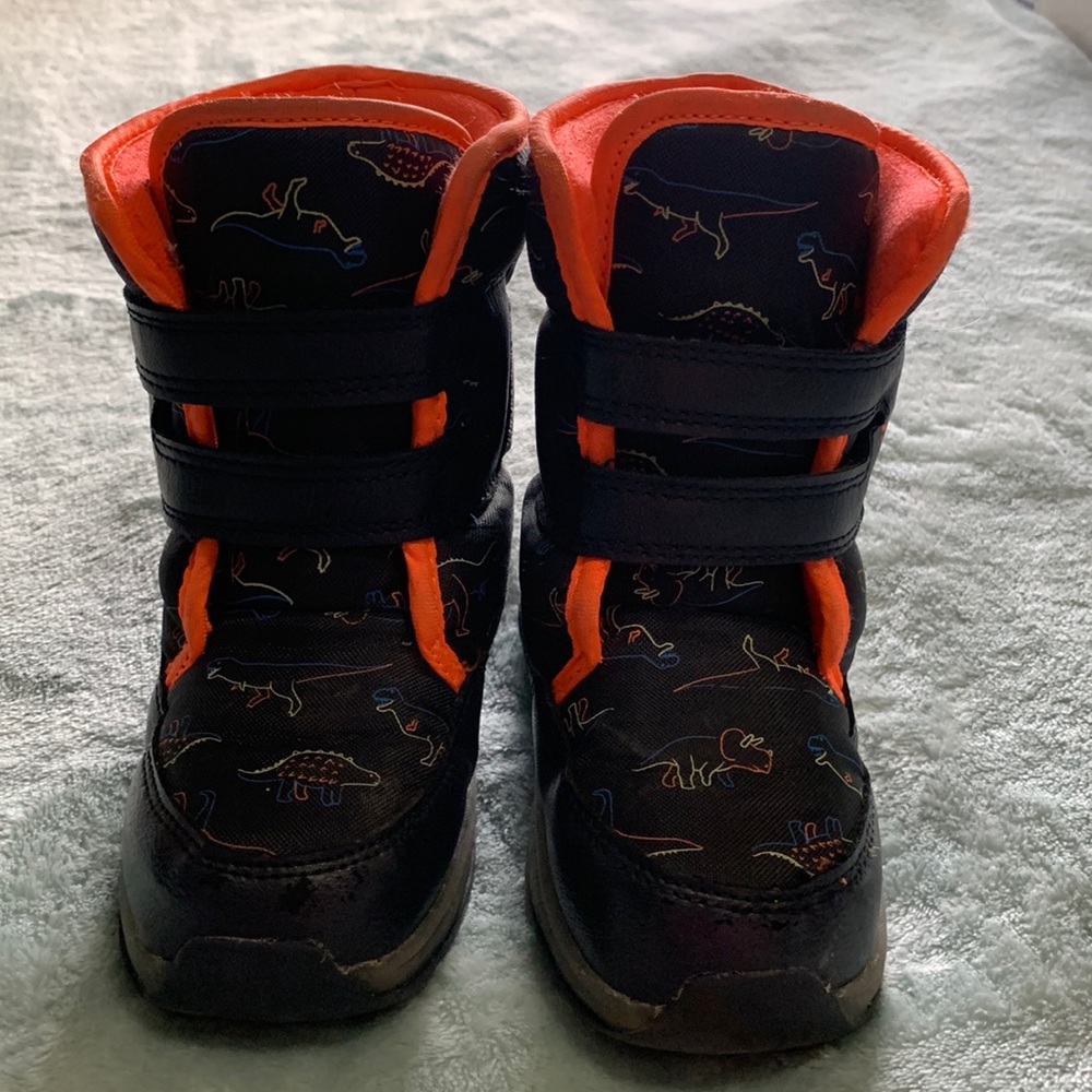 Snow boots